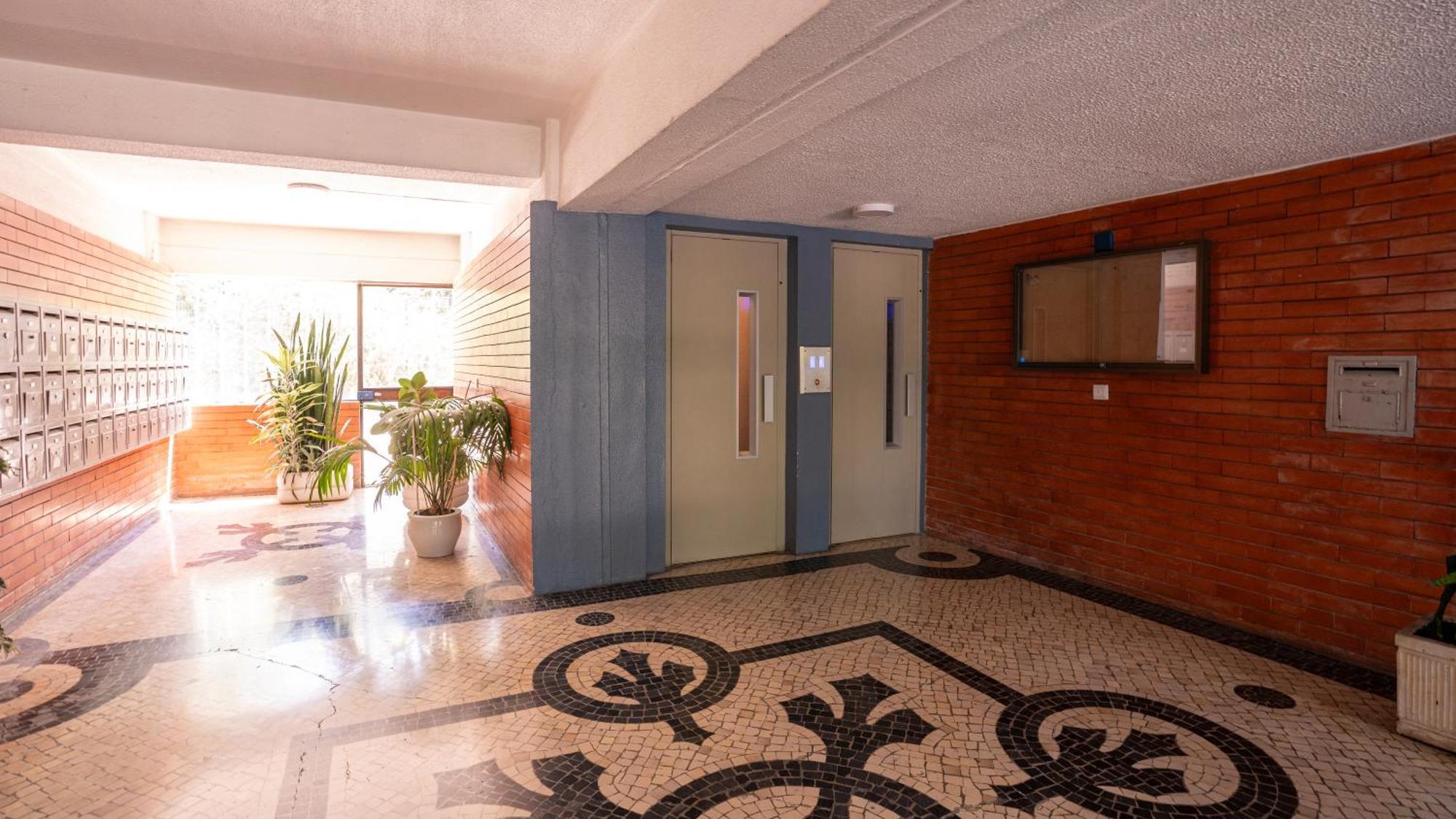 Quarto Aeroporto Lisbon Luaran gambar